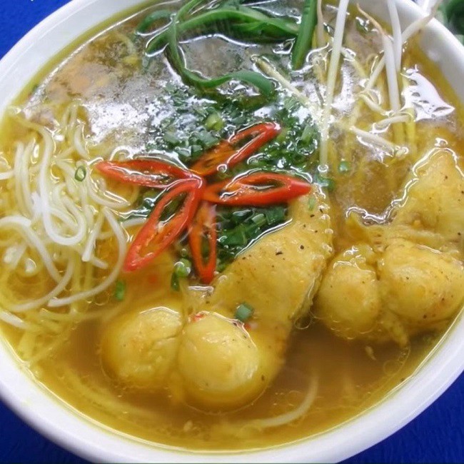 Tô bún cá lóc miền Tây với thịt cá lóc trắng ngần, rau xanh và nước dùng đậm đà, là một món ăn hấp dẫn của vùng sông nước