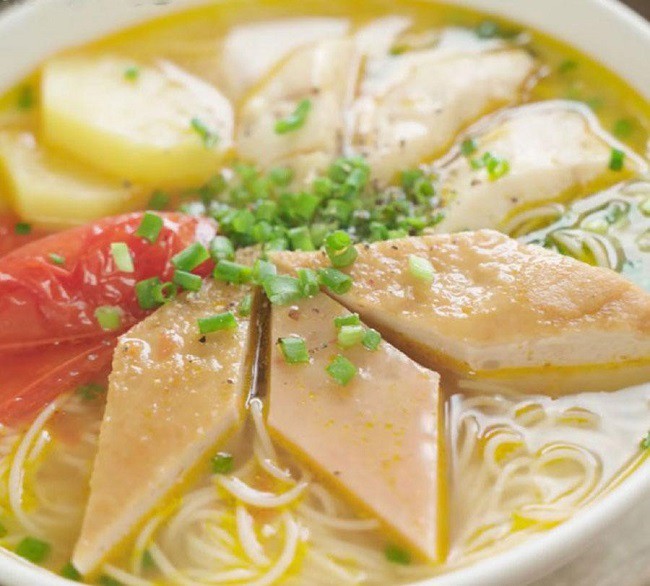 Tô bún cá Nha Trang đầy đủ màu sắc với bún, cá hấp, chả cá, hành lá và nước dùng đậm đà, sẵn sàng cho một bữa ăn ngon miệng