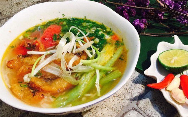 Tô bún cá Hải Phòng nóng hổi với cá chiên vàng giòn, rau cần xanh mướt, dọc mùng trắng ngần và nước dùng trong vắt, là một món ăn hấp dẫn