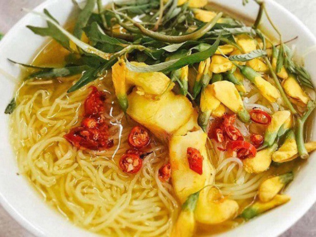 Tô bún cá lóc miền Tây hoàn chỉnh với bún, cá lóc xào, bông điên điển và rau thơm, chan nước dùng đậm đà, sẵn sàng để thưởng thức theo cách nấu bún cá đơn giản