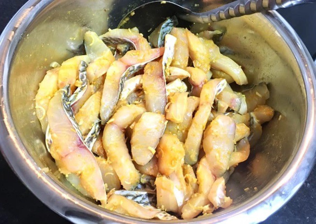 Miếng cá rô phi đã được thái lát và ướp gia vị, sẵn sàng để chiên giòn, đảm bảo hương vị thơm ngon cho cách nấu bún cá đơn giản kiểu Hà Nội