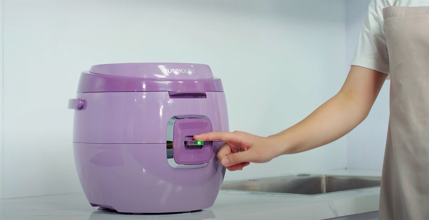 Nồi cơm điện cơ đang nấu cơm gà với chế độ Cook.