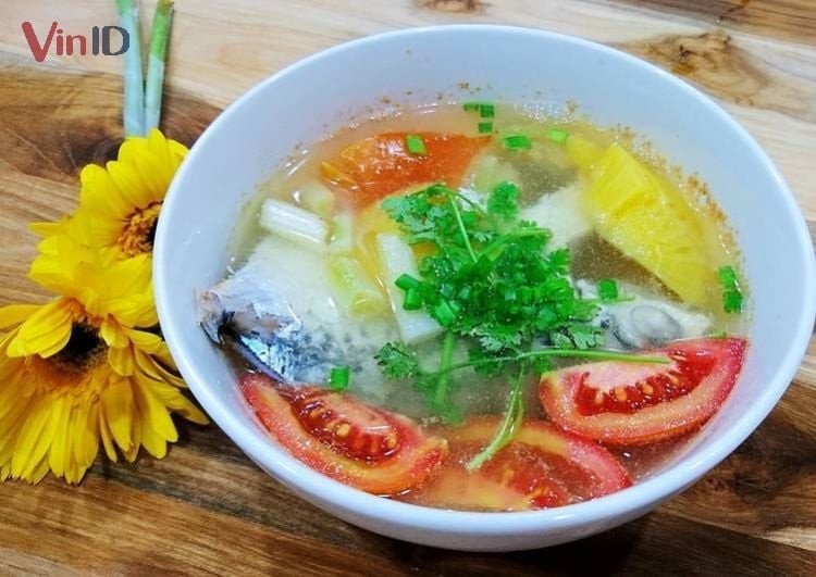 Tô canh chua dứa nấu cá chép nóng hổi chuẩn vị gia đình
