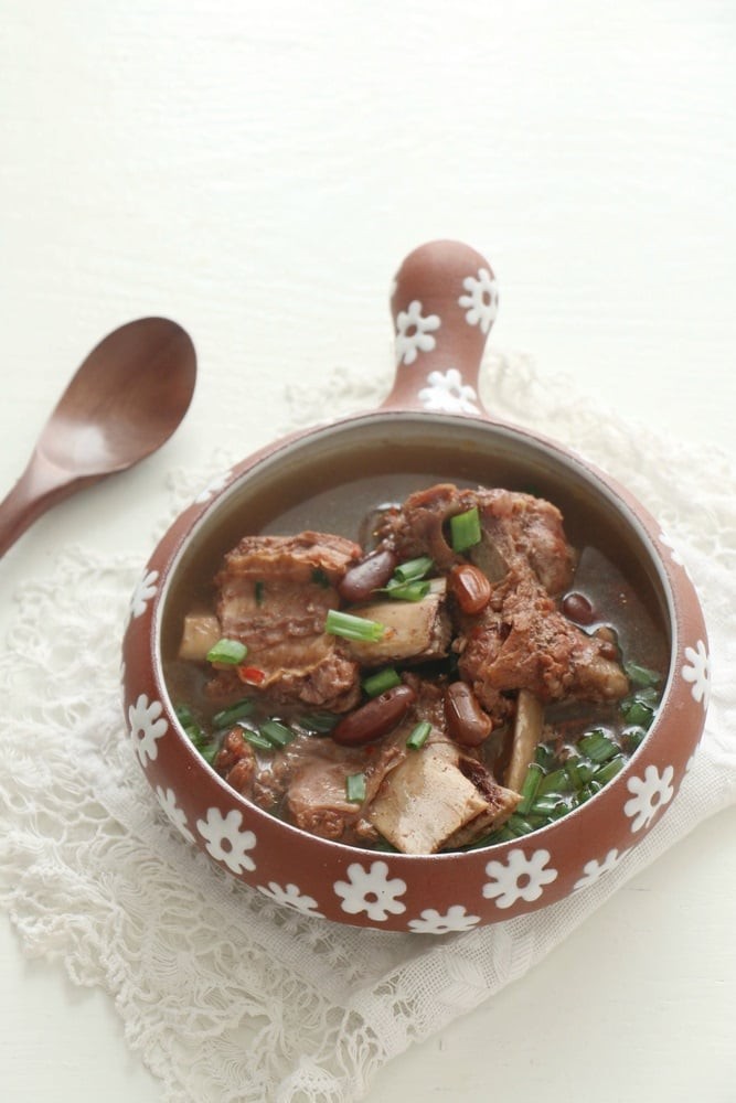 Bát canh đậu đỏ hầm sườn non thơm lừng, áp dụng cách nấu đậu mau mềm cho món hầm