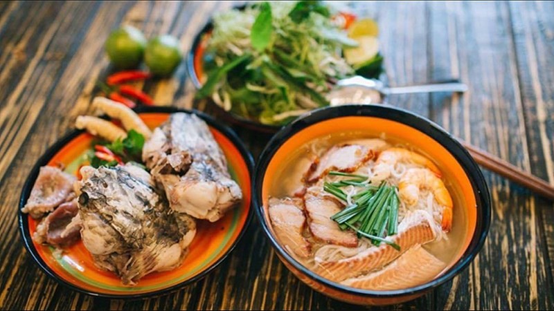 Tô bún nước lèo chuẩn vị miền Tây với cá và tôm, một lựa chọn tuyệt vời cho cách nấu nước bún đơn giản