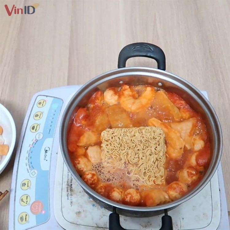 Thưởng thức món lẩu bánh gạo Hàn Quốc chuẩn vị cùng mì ramen nóng hổi