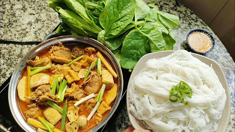 Món vịt nấu chao cần thơ hấp dẫn, ăn kèm với bún tươi và nhiều loại rau sống, thích hợp để thưởng thức như một món lẩu.
