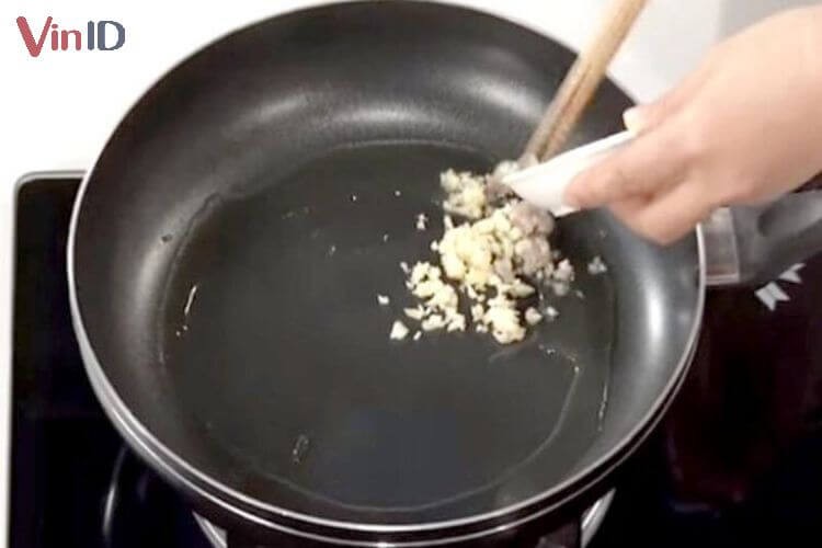 Phi thơm tỏi, hành tím và sả xay tạo hương vị đặc trưng cho món gà nấu chao