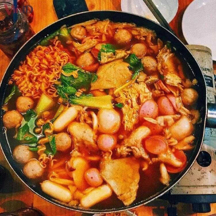Thành phẩm lẩu bánh gạo Hàn Quốc nóng hổi, hấp dẫn sau khi hoàn thành