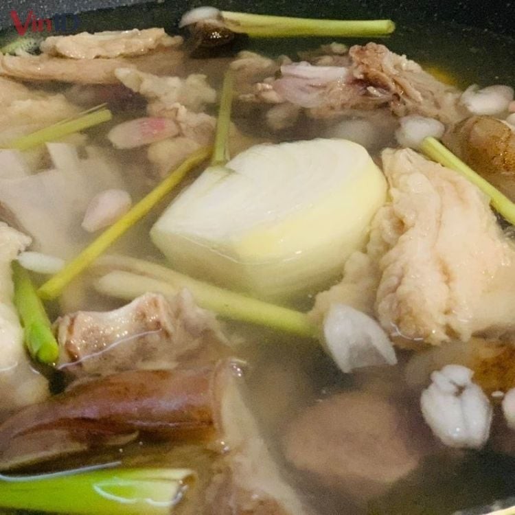 Nồi nước dùng lẩu dê đang được ninh trên bếp, toả hương thơm ngọt ngào