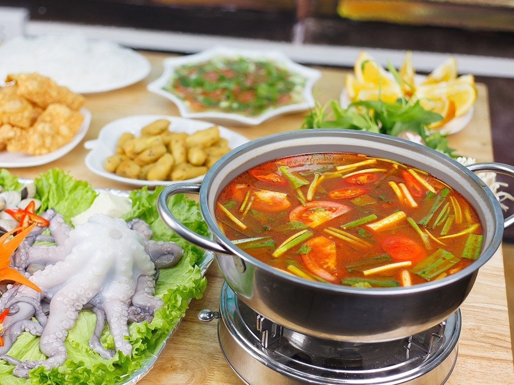 Nồi nước lẩu bạch tuộc nhúng mẻ sôi nghi ngút, thơm lừng