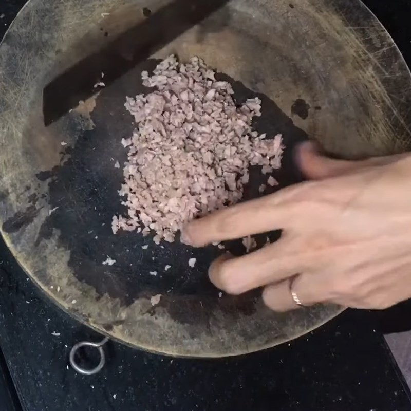 Cách nấu củ dền cho bé: Băm nhuyễn thịt bò cho bé