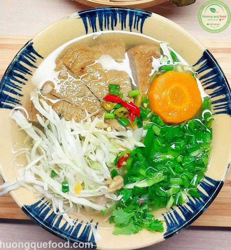 Bánh canh chả cá Bình Định nóng hổi, thơm lừng, tô điểm hành ngò