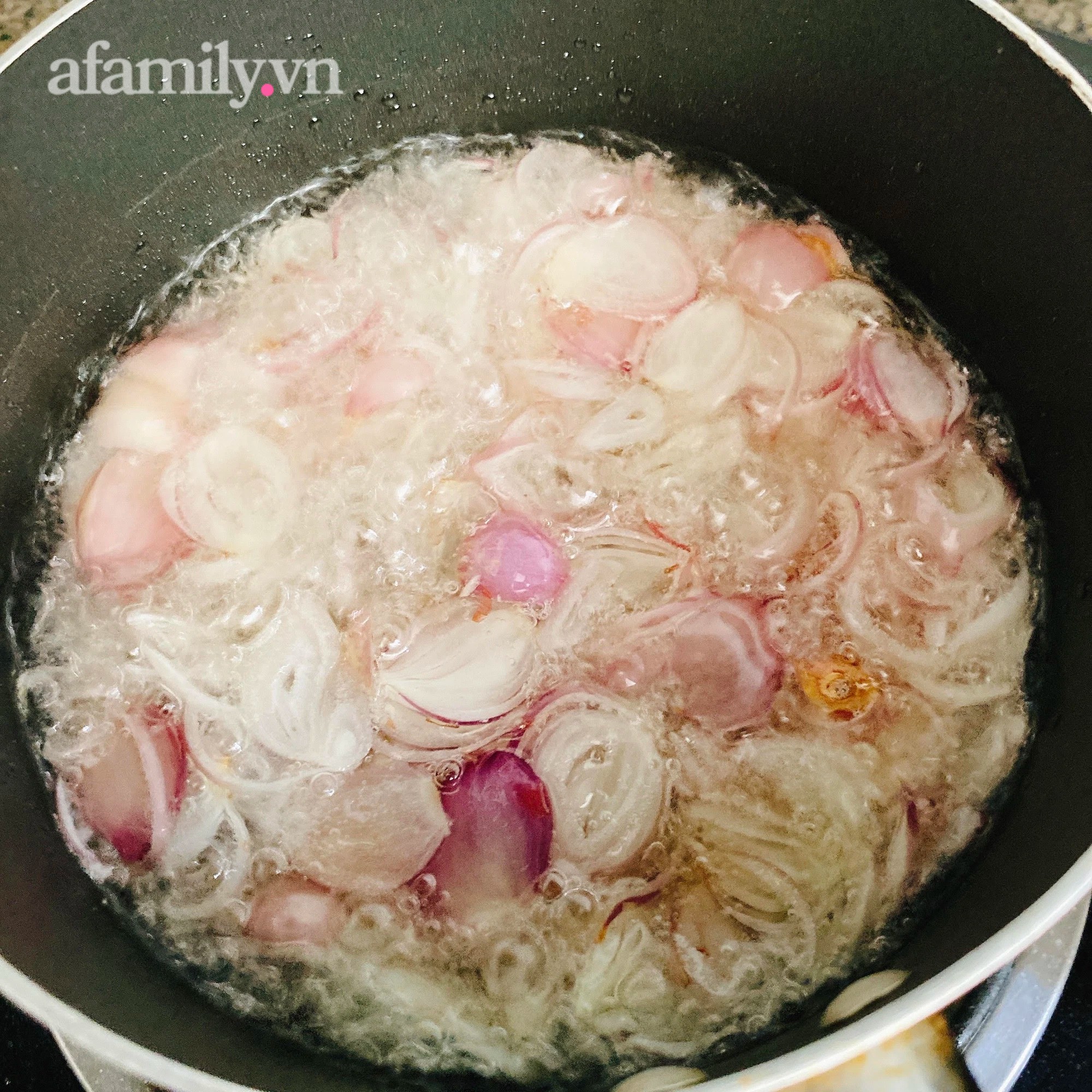 Cách phi hành tím giòn thơm chuẩn bị cho món mì bò viên