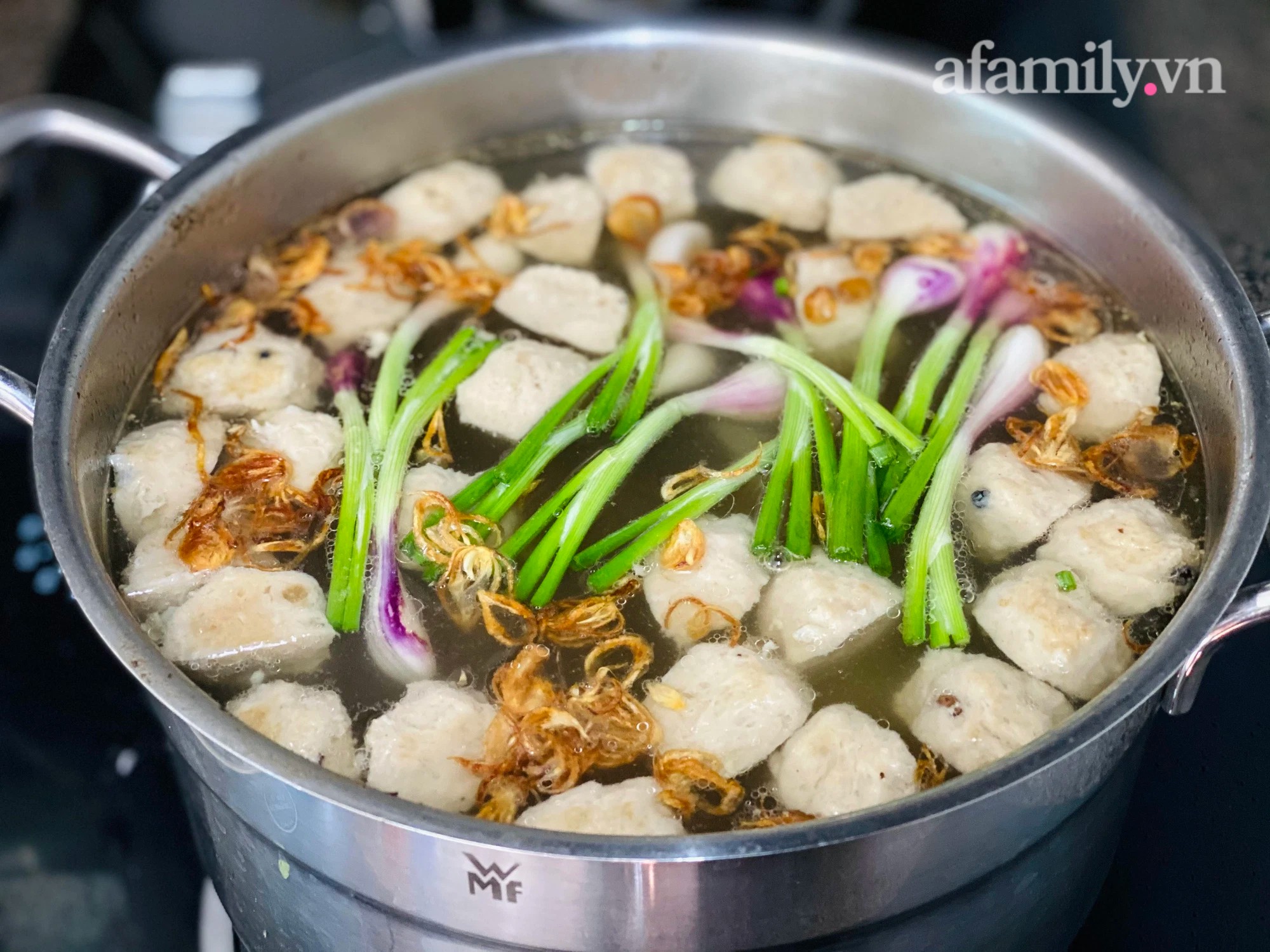 Nồi nước dùng mì bò viên sôi nhẹ với bò viên và các topping