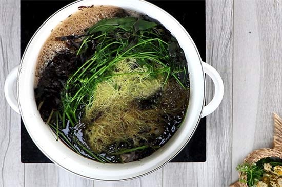 Quá trình nấu nước sâm rong biển với các loại thảo mộc thanh nhiệt
