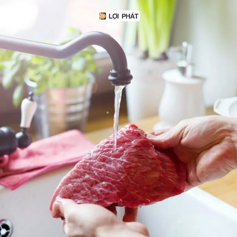 Thịt bò gân đã sơ chế, thái miếng vuông vắn sẵn sàng ướp gia vị cho món sốt vang