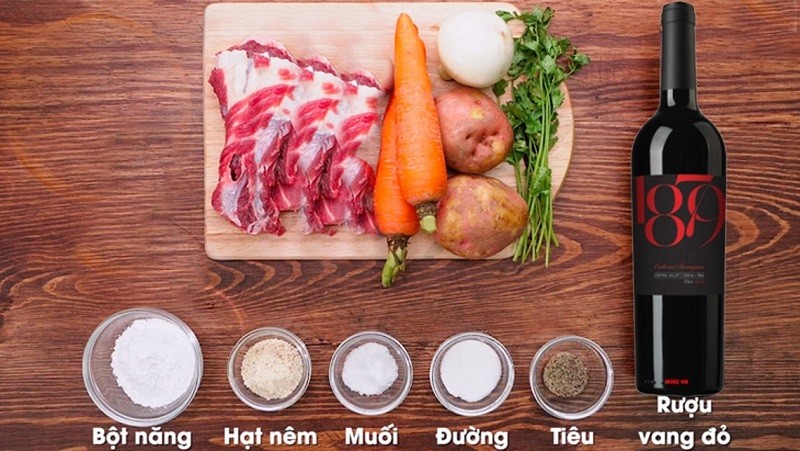 Các nguyên liệu tươi ngon bao gồm thịt bò, rau củ và rượu vang đỏ chuẩn bị cho món bò hầm rượu vang