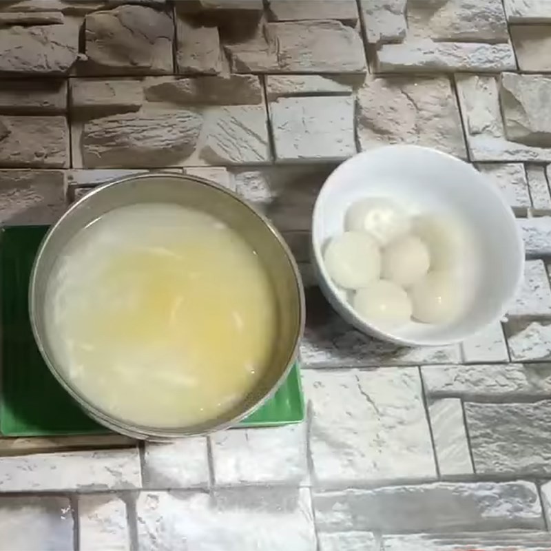 Chè trôi nước nhân đậu xanh cốt dừa nóng hổi vừa múc ra bát, sẵn sàng thưởng thức