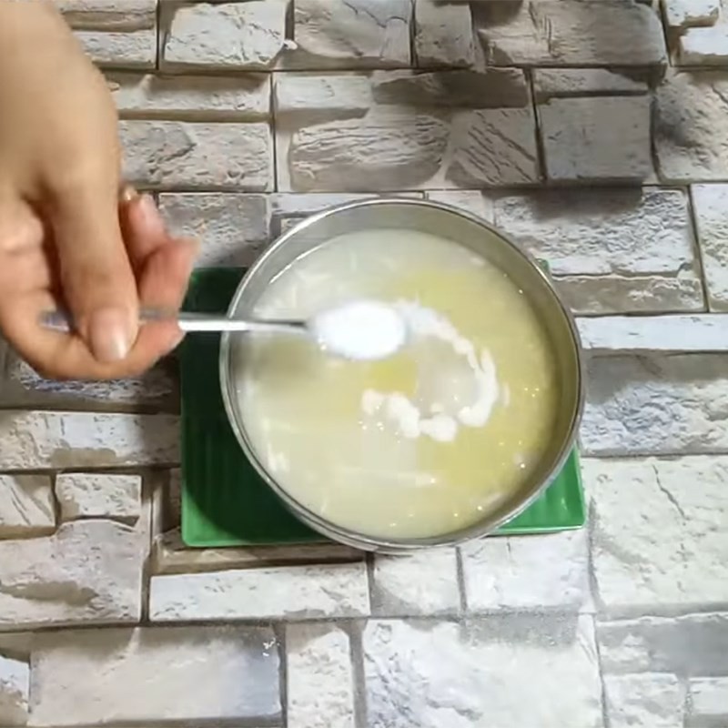 Hoàn thiện món chè trôi nước nhân đậu xanh với dừa tươi và nước cốt dừa rưới lên