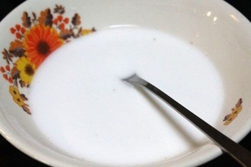 hòa tan bột sắn dây cho món chè đậu xanh bột sắn dây sánh mịn