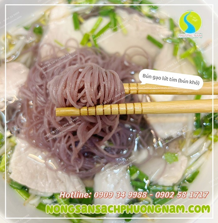 Bún gạo lứt tím và nước lèo thịt 