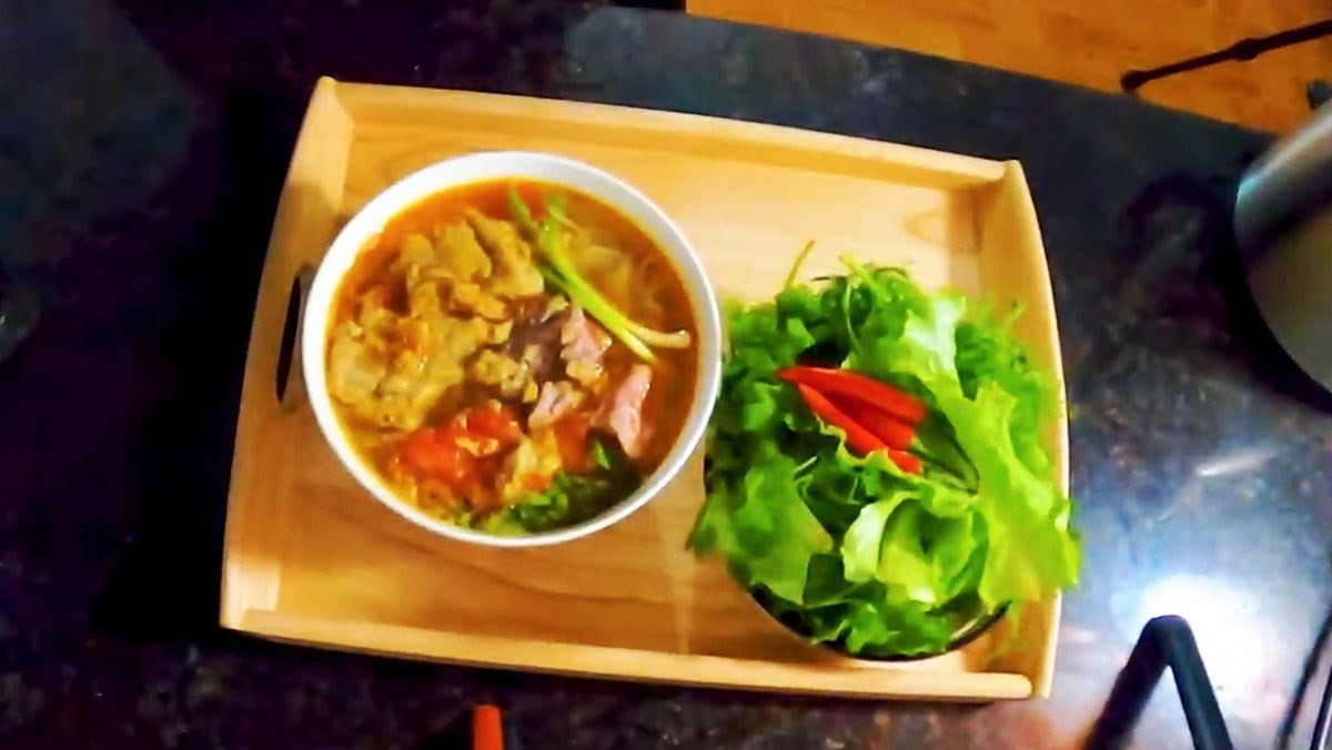 Hình ảnh món bún riêu cua bắp bò hấp dẫn với rau sống