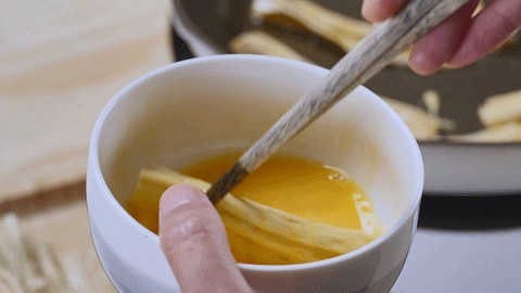 Chiên vàng váng đậu đã nhúng trứng, bước quan trọng trong cách nấu canh váng đậu thơm ngon.