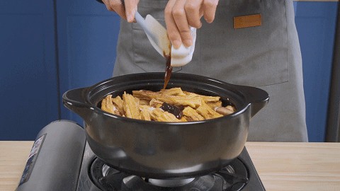 Thêm nấm, váng đậu chiên và gia vị vào nồi, tiếp tục đun sôi để hoàn thành cách nấu canh váng đậu chuẩn vị.