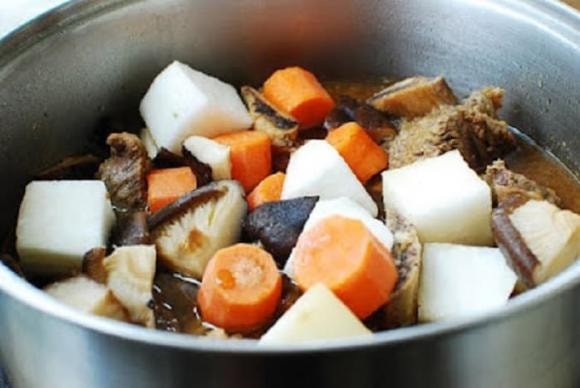 Thịt bò hầm rau củ đã chín mềm, nước sốt sánh đậm bao phủ đều các nguyên liệu, món ăn chuẩn bị hoàn tất trong cách nấu bò hầm rau củ