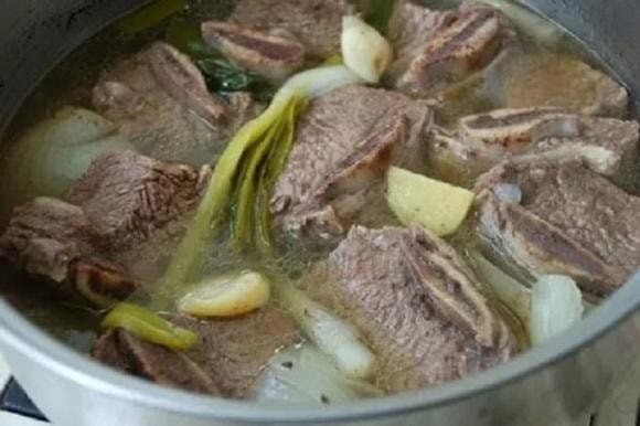 Bọt bẩn nổi lên trên bề mặt khi đun sườn bò, cần được hớt bỏ cẩn thận để nước dùng trong và sạch, đảm bảo hương vị cho bò hầm rau củ