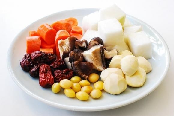 Các loại rau củ như củ cải, cà rốt, nấm và lê đã được sơ chế sẵn sàng để hầm cùng bò trong cách nấu bò hầm rau củ