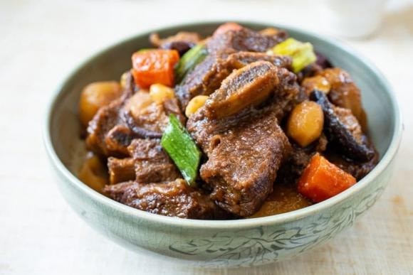 Món bò hầm rau củ thơm ngon, hấp dẫn, sẵn sàng để thưởng thức cùng cơm nóng, một bữa ăn bổ dưỡng cho cả gia đình