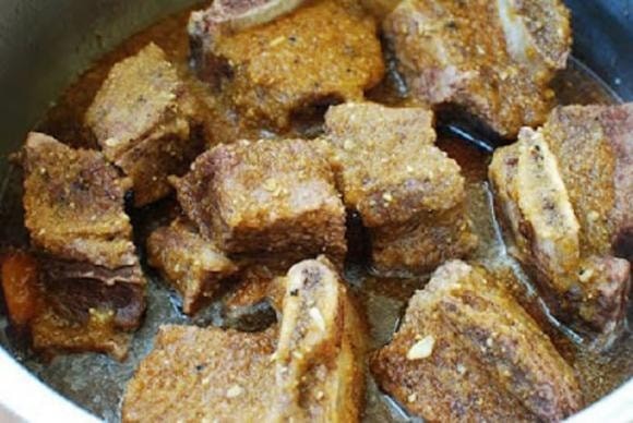 Nồi sườn bò đang ướp cùng sốt, chuẩn bị cho công đoạn hầm chính, bước quan trọng để thịt thấm vị trong cách nấu bò hầm rau củ