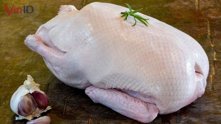 Vịt làm sẵn đã sơ chế, da vàng óng chuẩn bị cho món vịt nấu măng chua