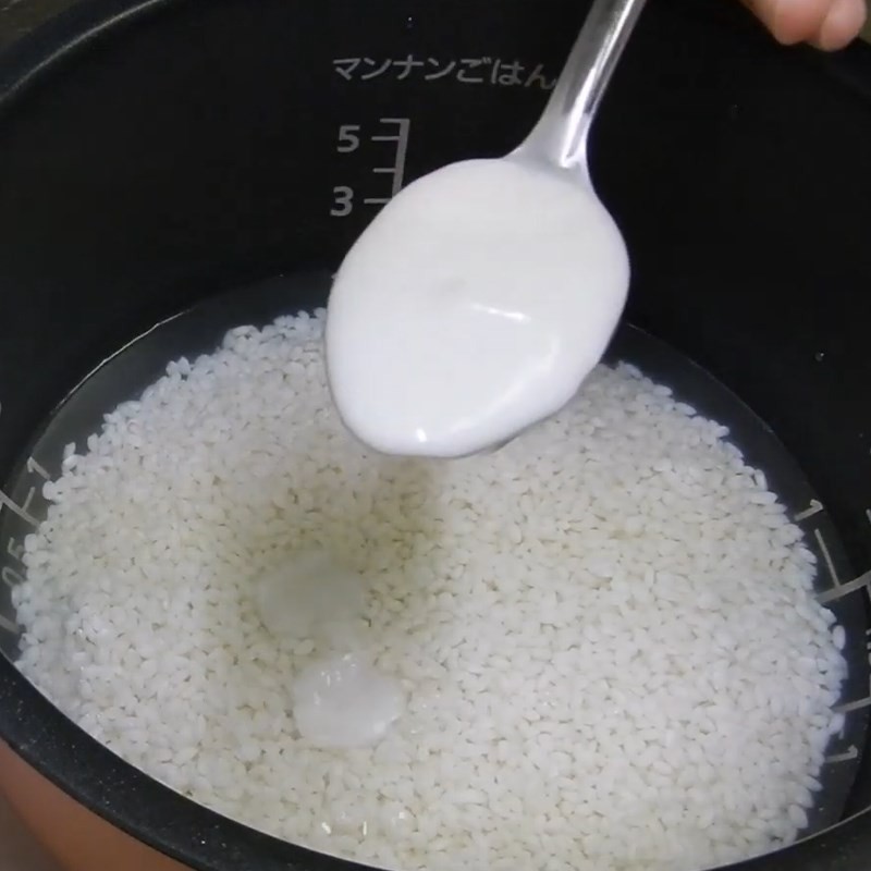 Cho nếp, bắp đã hấp và các gia vị vào nồi cơm điện để nấu món chè bắp dẻo nếp.