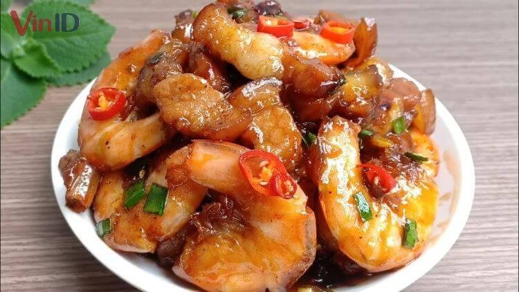 Đĩa thịt kho tôm nước dừa mặn ngọt, chuẩn vị gia đình Việt