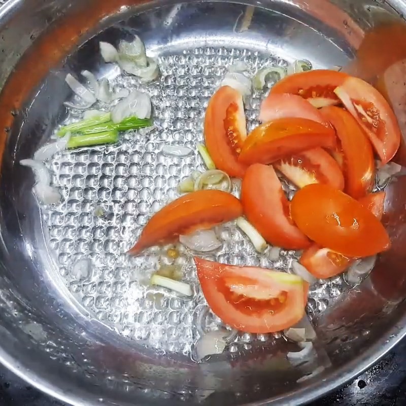Nồi canh chua cá chép đang được đun sôi trên bếp