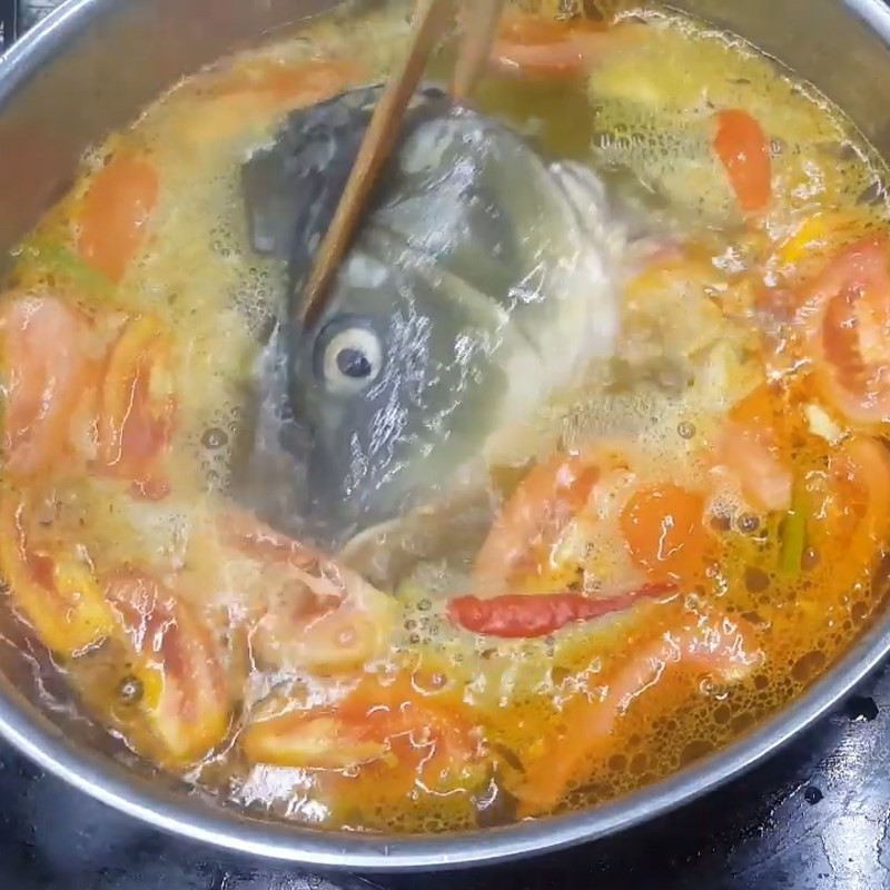 Thêm nước tắc (quất) và ớt vào canh chua cá chép