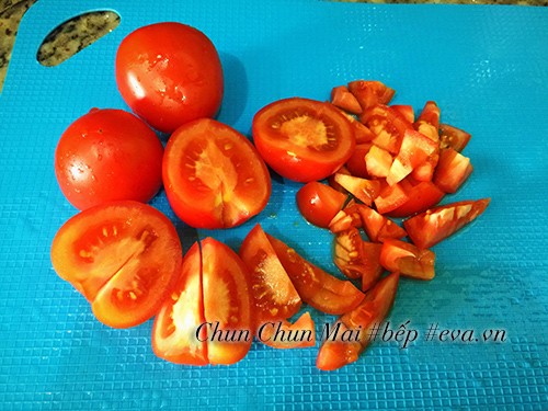Cà chua tươi được cắt lát đều đặn, chuẩn bị cho bước xào thơm và tạo sốt