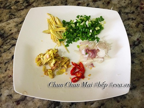 Hành khô, ớt, gừng và hành lá đã được sơ chế và thái nhỏ, sẵn sàng cho món cá nục kho cà