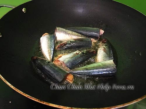 Cá nục được chiên sơ vàng đều hai mặt trong chảo dầu nóng, giúp cá săn chắc hơn khi kho