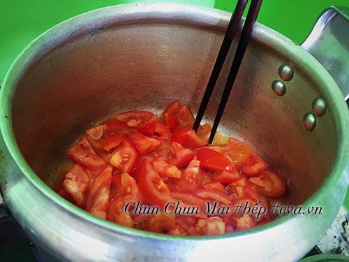 Cà chua đang được xào chín nhừ cùng hành phi thơm, tạo nên phần sốt cà đậm đà cho món cá nục kho