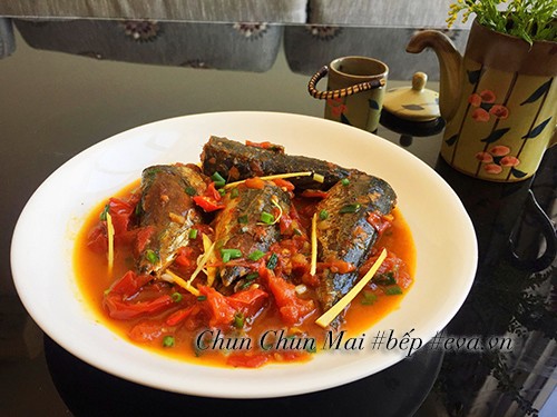 Món cá nục kho cà chua đã hoàn thành, được rắc thêm gừng thái sợi và hành lá tạo hương thơm hấp dẫn