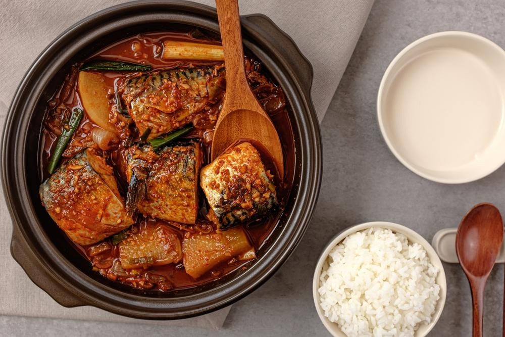 Cá nục kho riềng đậm đà trong nồi đất