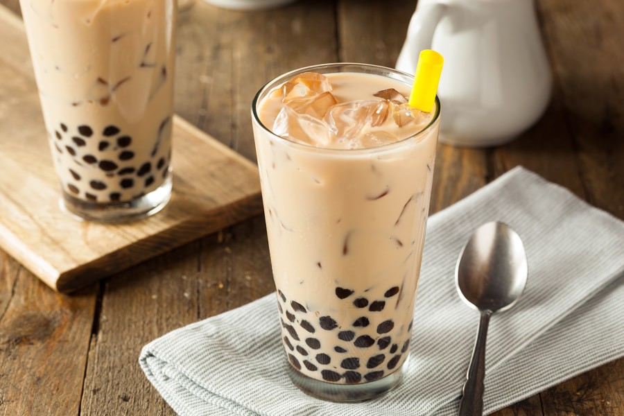 Quy trình thực hiện các bước nấu trà sữa truyền thống tại nhà, từ pha trà đến chế biến trân châu, minh họa sự tỉ mỉ trong từng công đoạn