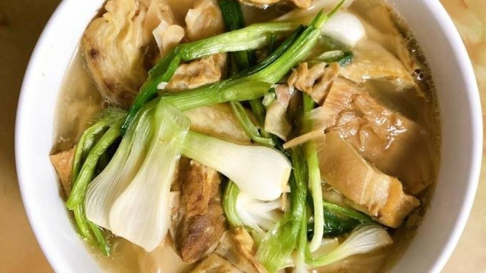 Thành phẩm măng giò heo hầm nóng hổi, thơm ngon