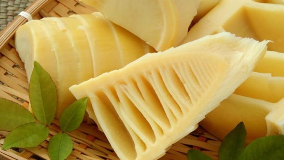 Sơ chế măng tươi kỹ lưỡng để loại bỏ vị đắng và độc tố