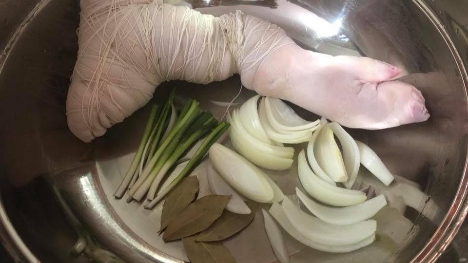 Sơ chế hành lá cẩn thận và sạch sẽ
