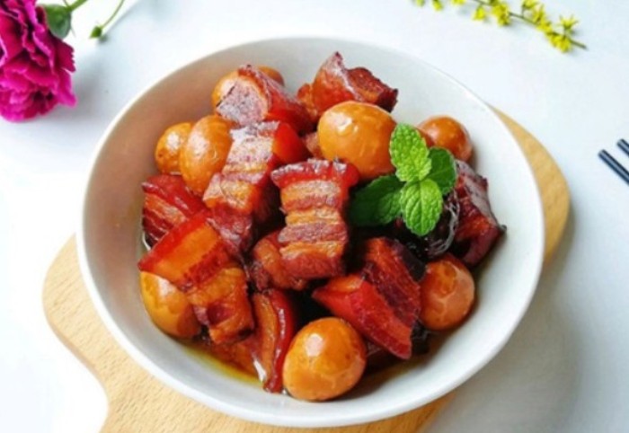 Món trứng cút kho thịt đậm đà, cung cấp năng lượng dồi dào cho sinh viên với chi phí phải chăng